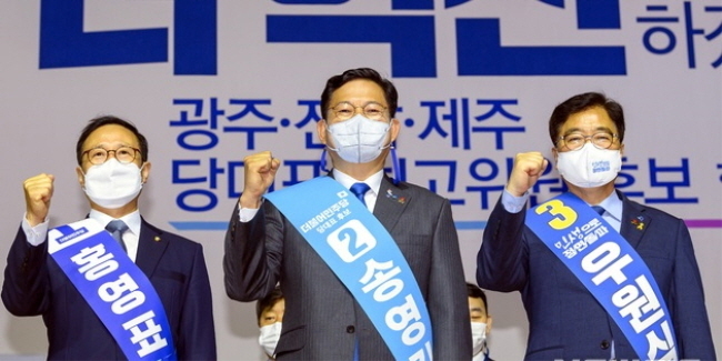 더불어민주당 당대표와 최고위원 선출을 위한 광주·전남·제주 합동연설회가 20일 오전 광주 서구 김대중컨벤션센터에서 열린 가운데 홍영표·송영길·우원식 당대표 후보가 연설에 앞서 선전을 다짐하고 있다. (사진=뉴시스 제공)