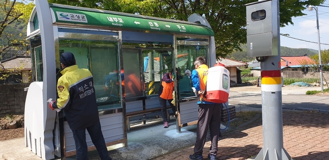 고성군이 지난 18일 상리면 일원에서 집중 방역활동을 실시했다