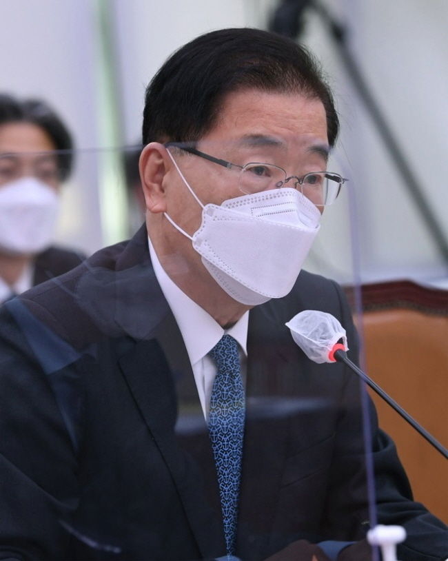 정의용 외교부 장관이 20일 서울 여의도 국회에서 열린 외교통일위원회 전체회의에서 조태용 국민의힘 의원의 일본정부 후쿠시마 원전 오염수 방류와 관련한 질문에 답하고 있다.(사진=뉴시스 제공)