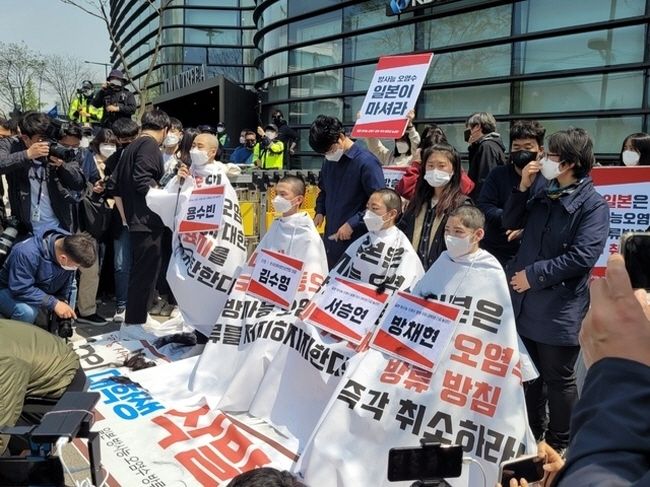 삭발을 마친 대진연 관계자가 발언하는 모습. (사진=뉴시스 제공)