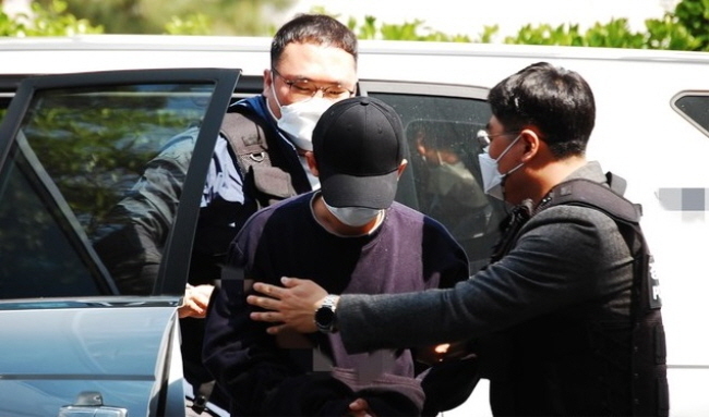  지난 15일 오후 인천의 한 모텔에서 심정지 상태로 발견된 생후 2개월 딸의 20대 아버지가 구속 전 피의자 심문(영장실질심사)을 받기 위해 인천지법에 들어서고 있다. 최근 경찰 조사에서 A씨는 “아이가 자꾸 울어 화가나 던졌다”며 범행을 자백했다.(사진=뉴시스 제공)