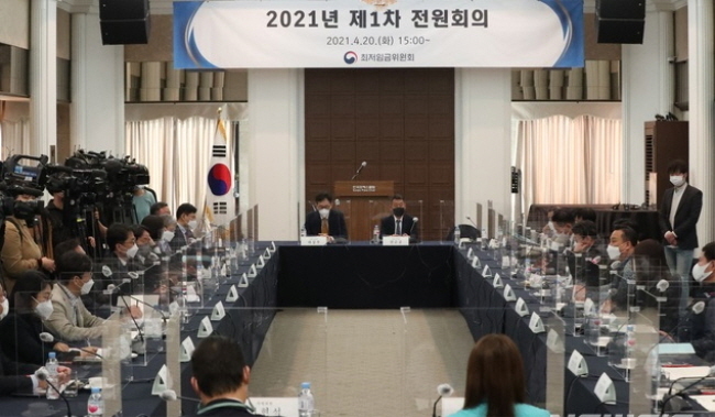 박준식 최저임금위원회 위원장이 20일 오후 서울 중구 한국프레스센터에서 열린 '최저임금위원회 제1차 전원회의'를 주재하고 있다.(사진=뉴시스 제공)