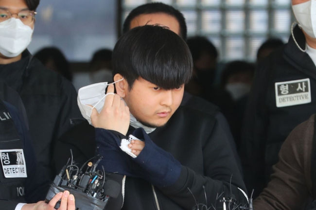노원 세모녀 살인사건 피의자 김태현이 지난 9일 오전 서울 도봉구 도봉경찰서에서 검찰 송치 전 취재진 앞에서 마스크를 벗고 있다 (사진=뉴시스 제공)