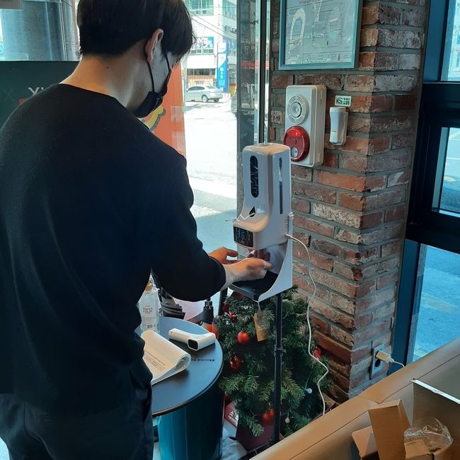 음식점 자동열체크 손소독기 사진