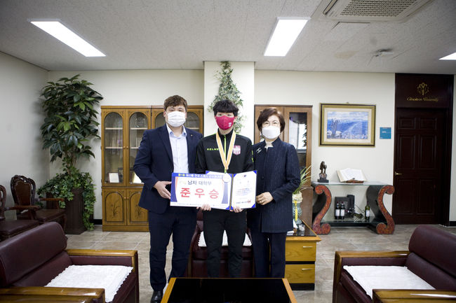 왼쪽부터 정창욱 스쿼시 감독, 김승현(항공호텔전공), 이용정(항공호텔전공), 윤옥현 김천대 총장 사진