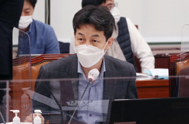  윤건영 더불어민주당 의원이 지난해 10월 7일 오후 서울 여의도 국회에서 열린 외교통일위원회의 외교부에 대한 국정감사에서 강경화 외교부 장관에게 질의를 하고 있다. (사진=뉴시스 제공)