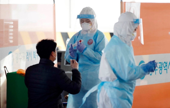 지난달 9일 광주 북구 용봉동 선별진료소에서 보건소 의료진들이 코로나19 검사 대상자들의 검체를 채취하고 있다 (사진=광주 북구/뉴시스 제공)