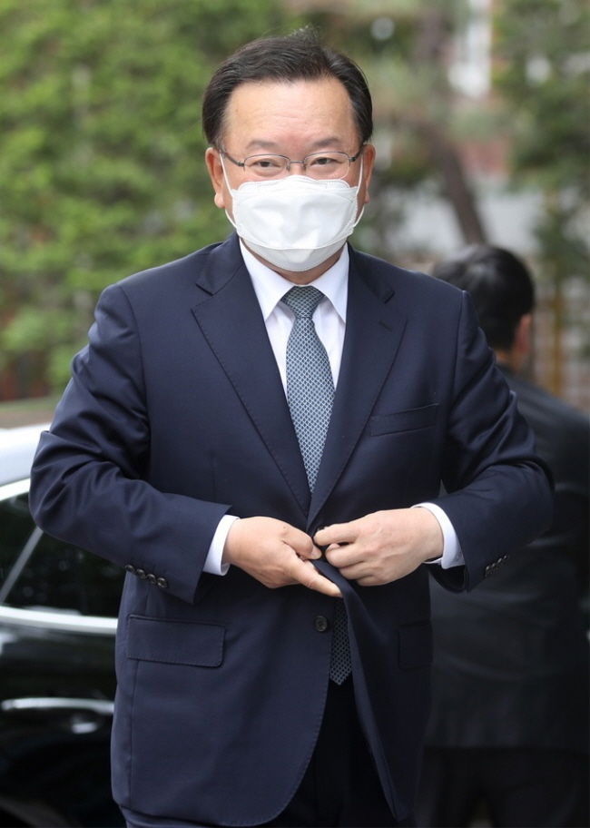 김부겸 국무총리 후보자가 22일 오전 인사청문회 준비 사무실이 마련된 서울 종로구 통의동 금융감독원 연수원으로 출근하고 있다.(사진=뉴시스 제공)