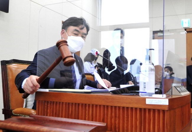  윤관석 정무위원장이 22일 오전 서울 여의도 국회에서 열린 제386회국회(임시회) 제1차 정무위원회 전체회의를 개의하고 있다.(사진=뉴시스 제공)