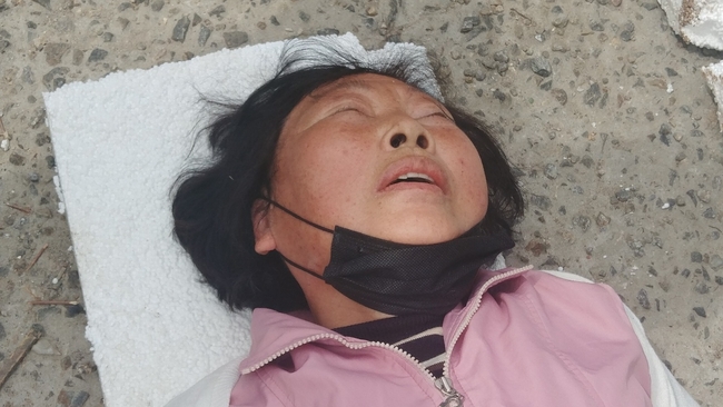 뛰어내린 뒤 급하게 병원으로 후송 중인 민영옥 조합장