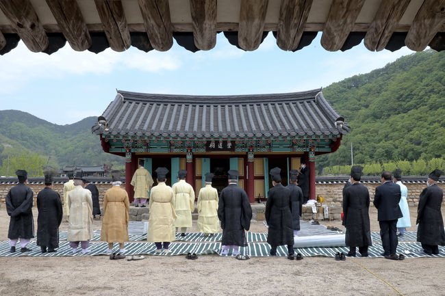 합천군이 22일 남명 조식 선생 향례를 진행하는 모습