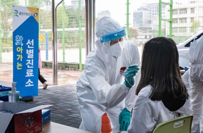 서울 광진구(구청장 김선갑)가 최근 산발적인 집단감염이 발생함에 따라 감염 확산방지와 예방을 위해 ‘광진구 찾아가는 선별진료소 및 백신접종’을 운영한다고 지난 14일 밝혔다 (사진=광진구/ 뉴시스 제공)