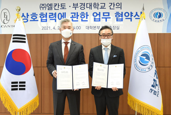 장영수 총장(왼쪽)이 정낙균 대표이사와 협약을 맺고 기념촬영하고 있다.