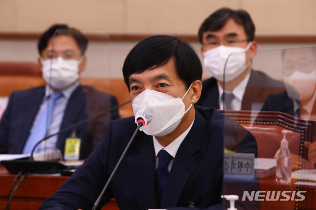 이성윤 서울중앙지검장이 지난해 10월19일 오전 서울 여의도 국회 법제사법위원회에서 열린 서울고검·수원고검 산하 검찰청들에 대한 국정감사에서 의원들의 질문에 답변하고 있다 (사진=뉴시스 제공)