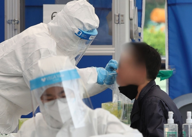 0시 기준 코로나19 신규확진자가 549명 발생한 지난 20일 오전 서울 동대문구 보건소 코로나19 선별진료소에서 시민들이 검사를 받고 있다 (사진=뉴시스 제공)