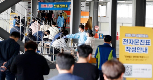 광주 지역 코로나19 감염 확산세가 거센 지난 22일 광주 북구 용봉동 선별진료소에 코로나19 검사 희망 주민들의 발길이 잇따르고 있다 (사진=광주 북구 제공)