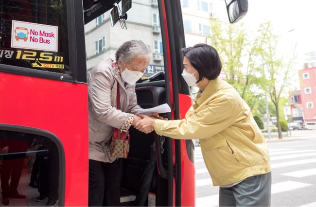 김수영 양천구청장이 지난 22일 서울 양천구 코로나19 예방접종센터에서 백신 접종 대상 어르신을 맞이하고 있다. 양천구는 지난 15일 코로나백신접종센터를 개소한 이후 동별로 날짜를 지정해 순차적으로 화이자 백신 접종을 진행하고 있으며, 어르신들의 이동 편의를 위해 전용 셔틀버스 6대를 운영하고 있다고 밝혔다 (사진=양천구 제공)