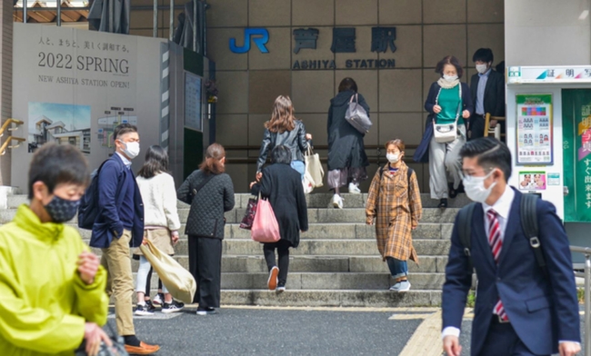 지난 5일 일본 효고현 아시야의 아시야 기차역 앞에서 코로나19 확산을 막기 위해 마스크를 쓴 사람들이 걸어가고 있다. 도쿄올림픽을 4개월도 남겨두지 않은 시점에서 코로나19가 빠르게 확산하는 오사카부와 효고현, 미야기현 등 3개 지방자치단체에 '중점조치'가 시작됐다 (사진=뉴시스 제공)