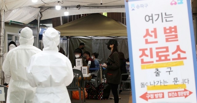 지난 23일 오후 서울 송파구보건소 선별진료소에서 시민들이 검사를 받기 위해 기다리고 있다.
