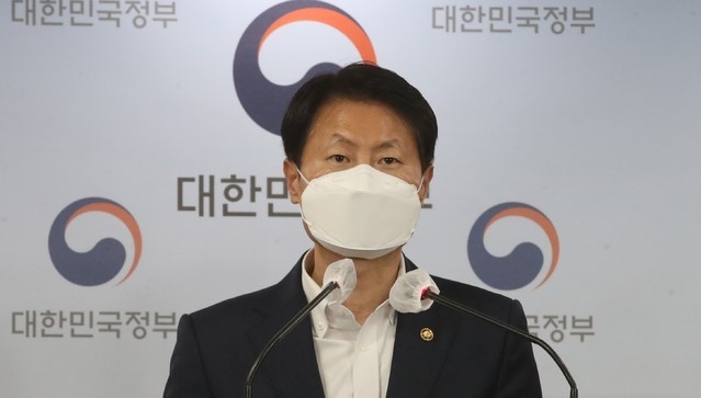 김강립 식품의약품안전처장이 12일 서울 종로구 정부서울청사 합동브리핑실에서 코로나19 유행을 안정적으로 관리할 대책을 발표하고 있다. 12일 0시 기준 국내 발생 코로나19 신규 확진자 수는 560명으로, 최근 일주일간 일평균 확진자 수는 606.6명을 기록했다.