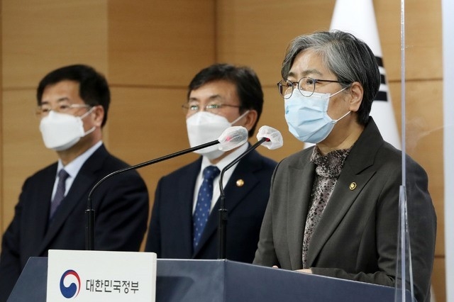  정은경 질병관리청 청장이 24일 오후 서울 종로구 정부서울청사에서 열린 코로나19 백신 도입 관련 부처 합동 긴급 비대면 브리핑에서 취재진의 질문에 답하고 있다.