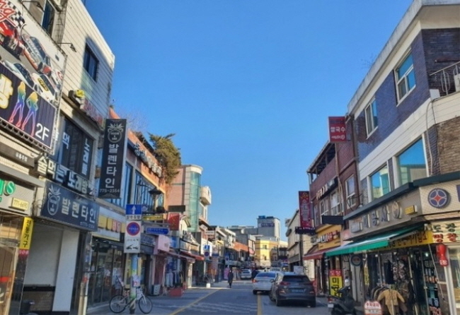 옥외광고물이 위태롭게 매달려 있다. (사진= 뉴시스 제공)