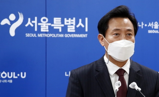 오세훈 서울시장이 지난 21일 오후 서울 중구 서울시청 브리핑룸에서 이날 가진 문재인 대통령과의 청와대 오찬에 관해 브리핑하고 있다.(사진=뉴시스 제공)