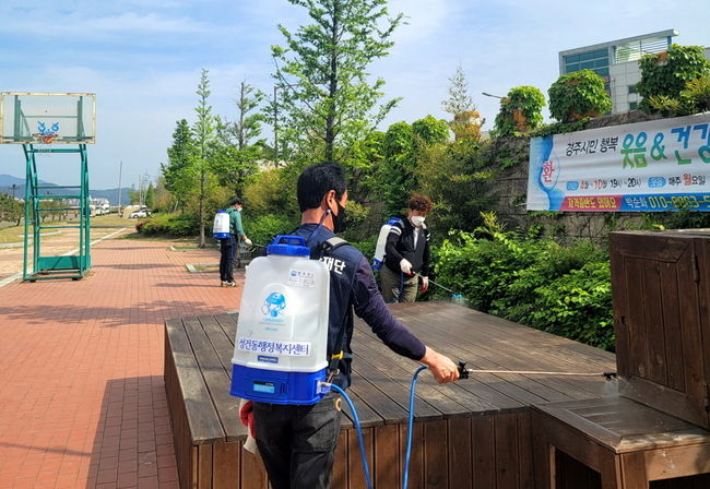 성건동 자율방재단에서 방역소독에 나서는 모습