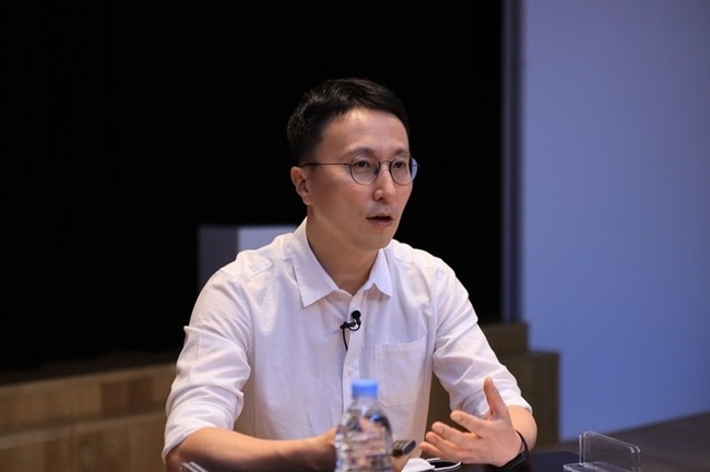 네이버 웨일 김효 책임리더가 27일 온라인으로 진행된 ‘네이버 밋업’에서 '웨일'(Whale)’ 브라우저의 서비스 방향성을 소개하고 목표를 공개하고 있다. (사진=네이버 제공)