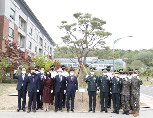 이해우(가운데에서 왼쪽) 동아대 총장과 동문 남영신 육군참모총장(가운데에서 오른쪽) 등이 육군학생군사학교에 동아대 교목 소나무를 식수한 후 기념촬영을 하고 있다.