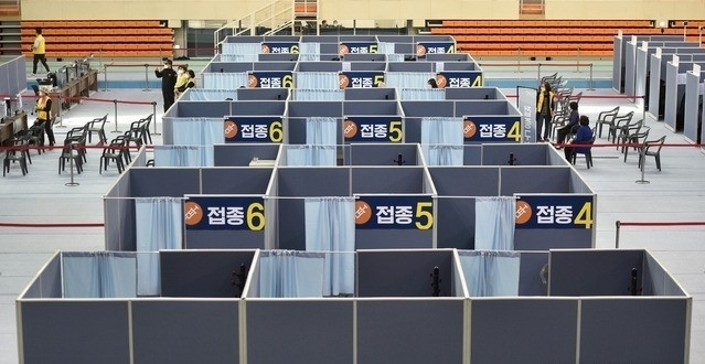 우리 정부가 목표로한 4월까지 신종 코로나바이러스 감염증(코로나19) 백신 300만명 접종에 파란불이 켜졌다. 또한 75세 이상 등 화이자 백신 접종을 위한 지역 예방접종센터도 29일까지 50곳이 늘어 접종 역량도 확대하고 있다.
