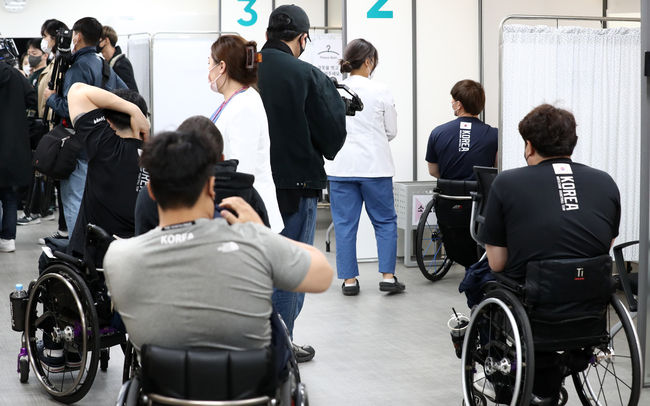 30일 오후 서울 중구 국립중앙의료원 코로나19 백신 중앙접종센터에서 도쿄패럴림픽 국가대표 선수들이 백신 접종을 하고 있다. / 사진제공=뉴시스