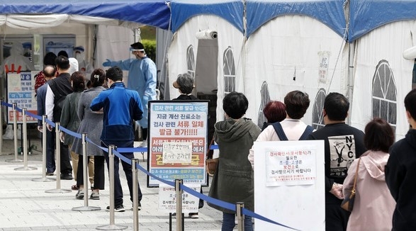 코로나19 신규 확진자가 775명으로 집계된 28일 서울 송파구 올림픽공원 앞에 마련된 임시선별진료소에서 시민들이 검사를 받기 위해 길게 줄지어 기다리고 있다.