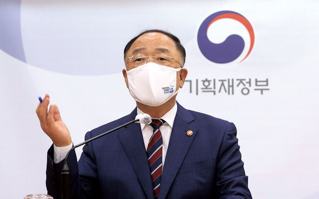 홍남기 국무총리 직무대행이 지난 27일 오후 정부세종청사 기획재정부에서 열린 출입기자 간담회에서 1/4분기 GDP 및 경기 상황과 부동산 정책, 코로나19 백신과 방역, 국무총리 직무대행 소회 등을 밝히고 있다.