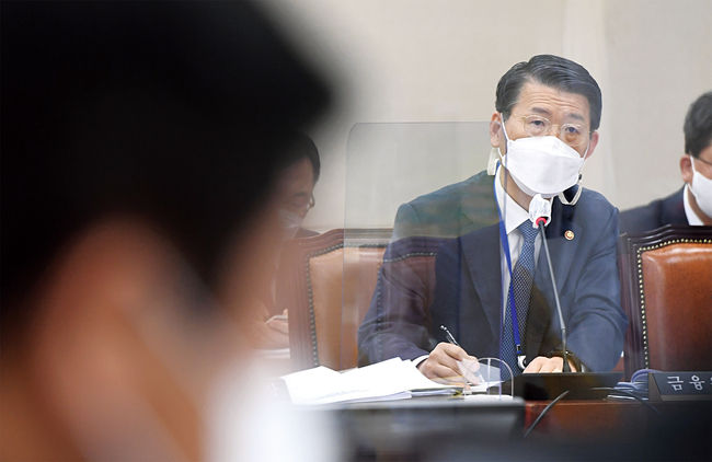은성수 금융위원장이 지난 4월 22일 오전 서울 여의도 국회에서 열린 제386회국회(임시회) 제1차 정무위원회 전체회의에서 의원 질의에 답하고 있다.