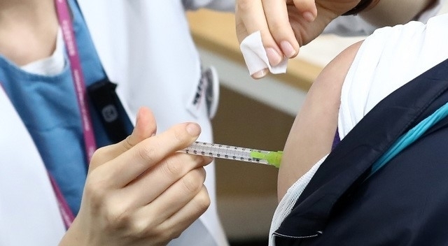 정부는 이달 말을 목표로 코로나19 백신 접종 예약 대기자를 대상으로 접종 일정을 알려주는 스마트폰 앱을 개발 중이라고 밝혔다. 이 기능은 의료기관에서 접종 예약자 일정 취소 등으로 발생하는 잔여 백신 폐기량을 최소화하기 위해 마련됐다.