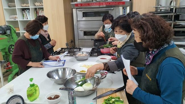 영양군 우리음식연구회 회원들이 영양의 제철 산채를 활용한 산나물 밥상 교육을 실시하고 있다.