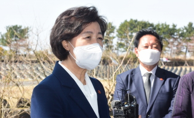 추미애 전 법무부 장관이 17일 오후 제주시 봉개동 4·3평화공원 참배 후 취재진의 질문에 답변하고 있다. 추 전 장관은 이 자리에서 대선 출마과 관련한 질문에 "시대가 요구하는 과제를 서로 이해하고 이런 것을 함께 풀어나가야겠다는 공감대가 형성되면"이라며 출마 의지를 내비쳤다.(사진=뉴시스 제공)