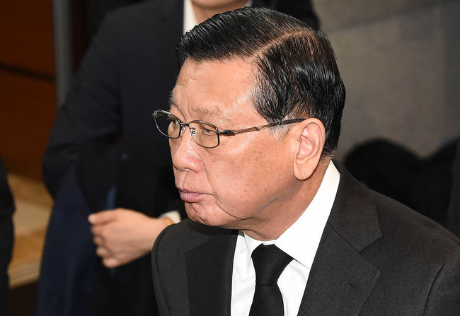 박삼구 전 금호아시아나그룹 회장이 지난해 1월20일 서울 송파구 서울아산병원 장례식장에 마련된 故 신격호 롯데그룹 명예회장 빈소에 들어서고 있다. / 사진제공=뉴시스