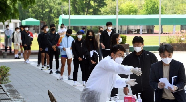 학교 이동식 코로나 검사소가 시범 도입된 지난 3일 서울 송파구 서울체육고등학교에서 교직원과 학생들이 줄을 서 검사 순서를 기다리고 있다 (사진=뉴시스 제공)