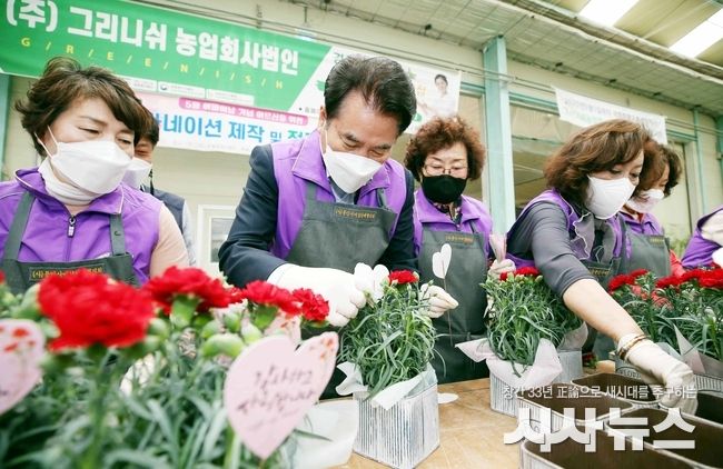 백군기 용인시장이 4일 어버이날을 맞아 용인시여성단체협의회 관계자들과 카네이션을 만들고 있다.