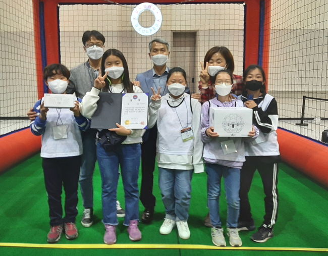 경주 모량초등학교(교장 최정하) ‘모량넘버원’팀이 ‘2021 드론쇼 코리아’ 유소년 전국 드론축구대회에서 3위를 수상하고 기념촬영을 하고 있다<br>
(사진에서 뒷줄 왼쪽 첫번째 석대권 교사, 두번째 최정하 교장, 앞줄 왼쪽 첫번째 최강빈 주장)