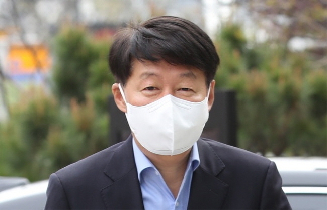 문재인 대통령은 6일 안경덕 고용노동부 장관을 임명했다. 이에 따라 안 장관의 임기는 7일부터 시작된다.
