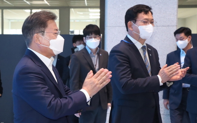문재인 대통령이 6일 오후 울산광역시 남구 3D프린팅 지식산업센터에서 열린 ‘울산 부유식 해상풍력 전략 보고’를 마친후 송영길 더불어민주당 대표와 함께 박수를 치고 있다. 