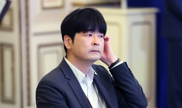 탁현민 청와대 의전비서관이 14일 청와대 영빈관에서 열린 한국판 뉴딜 국민보고대회(제7차 비상경제회의)에 참석해 문재인 대통령의 기조연설을 듣고 있다.