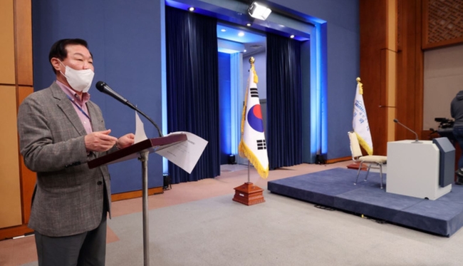 정만호 국민소통수석이 지난 9일 오후 청와대 춘추관 대브리핑룸에서 10일 있을 문재인 대통령의 취임 4주년 특별연설을 준비 준비상황을 점검하고 있다 (사진=뉴시스 제공)