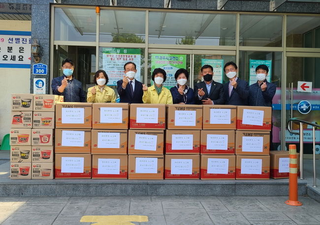 경주시립노인전문요양병원(이사장 구주령)과 경주시의회 김수광 경제도시위원장이 지난 4월 시 보건소를 직접 찾아 접종센터 근무자들을 격려하기 위한 물품을 전달하고 있다.