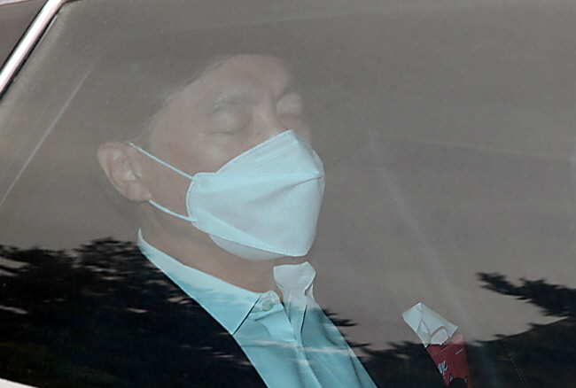 '김학의 전 법무부 차관 불법 출국금지' 관련 수사 중단 외압을 행사한 의혹을 받는 이성윤 서울중앙지검장이 선택한 검찰수사심의위원회(수사심의위) 승부수가 기소결론으로 내리면서 거취에 관심이 집중되고 있다.