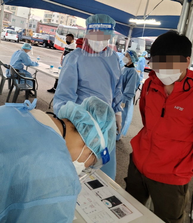 강릉발 외국인 코로나19 집단감염 상황이 확산되고 있다. 강릉시는 감염 확산이 현실화되면서 지역사회 n차 감염 우려가 높아지자 지난 4일부터 사회적 거리두기 1.5단계를 강화된 2단계로 상향했다.