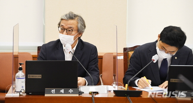  박현종 BHC회장이 지난 2020년 10월 22일 국회에서 열린 정무위원회 국정감사에서 증인으로 출석한 가운데 더불어민주당 전재수 의원이 질문하고 있다.(사진=뉴시스 제공)